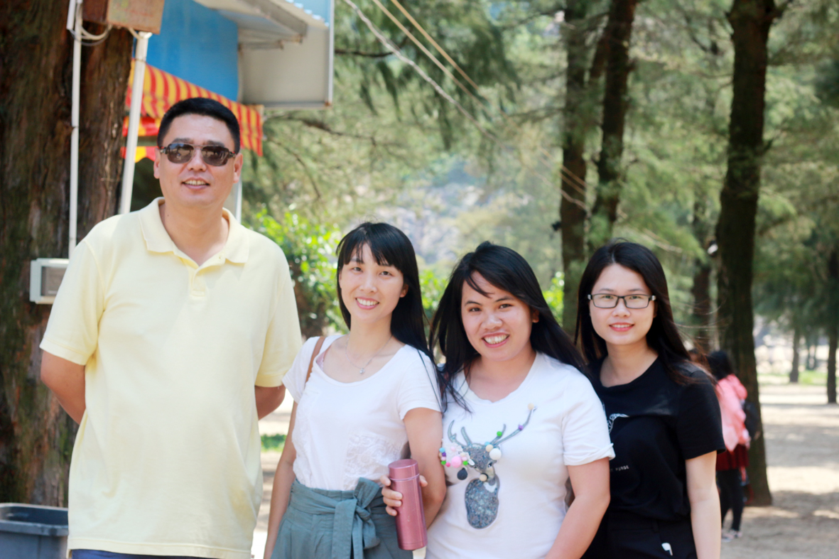 In order to enhance the company's cultural diversity, we carry out flying beach barbecue activities f